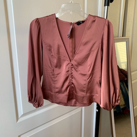 Express Satin Flirty Top - Picture 2 of 4